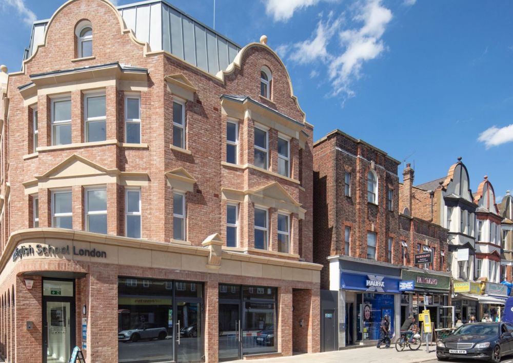 Escuela Nacel desde el exterior en Finchley